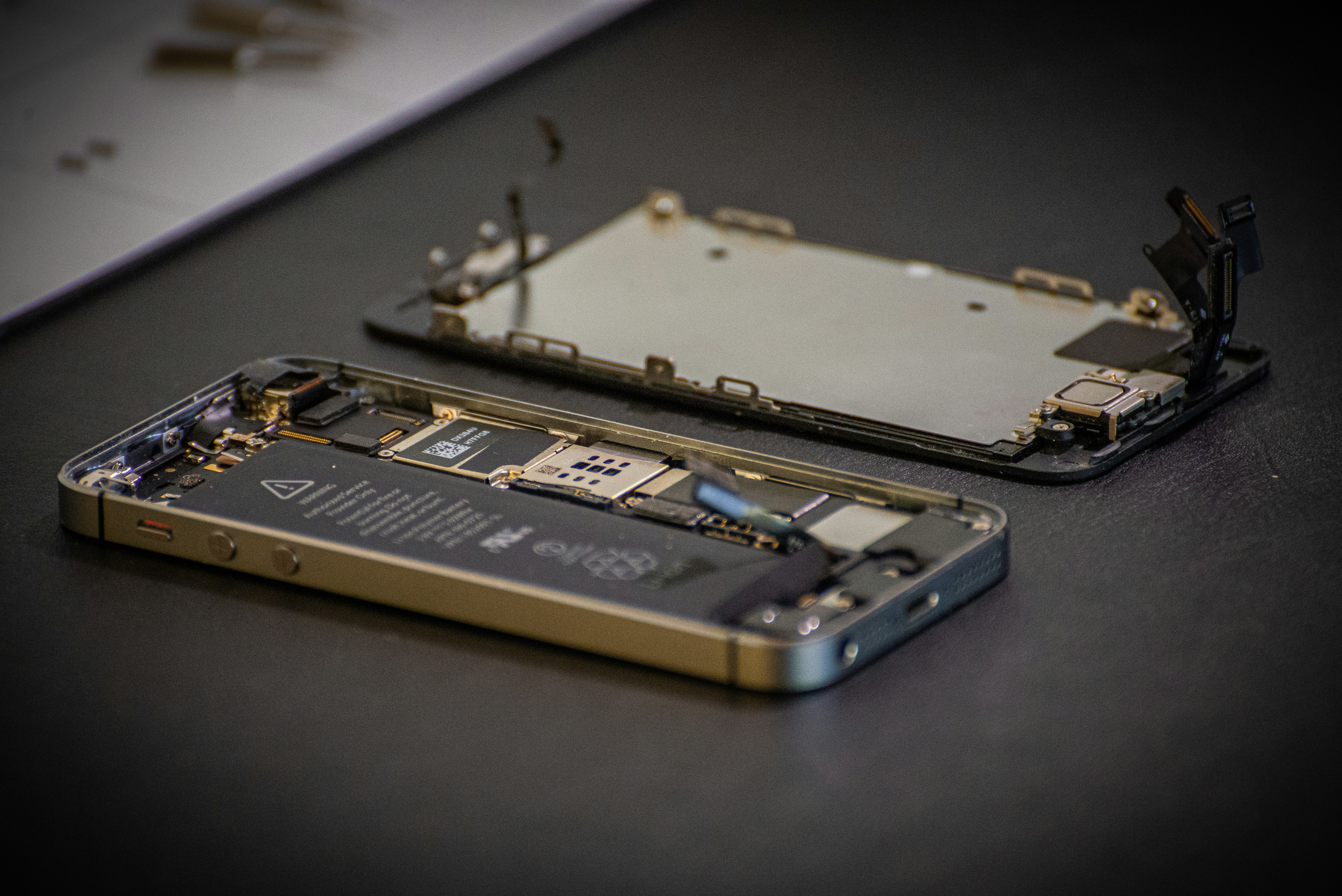 iPhone under reparation på arbetsbänk